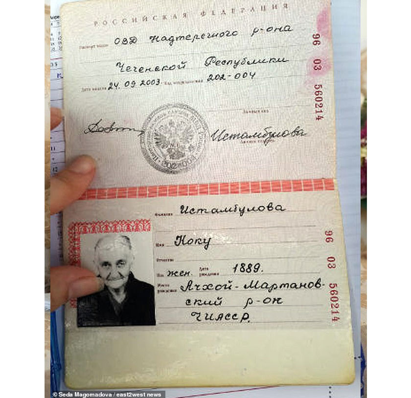 Pasport Rusianya hanya menunjukkan tahun kelahirannya dan bukan tarikh yang tepat.