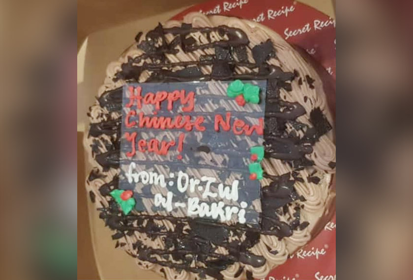 Kek dihadiahkan kepada jiran - Foto Twitter Dr Zul