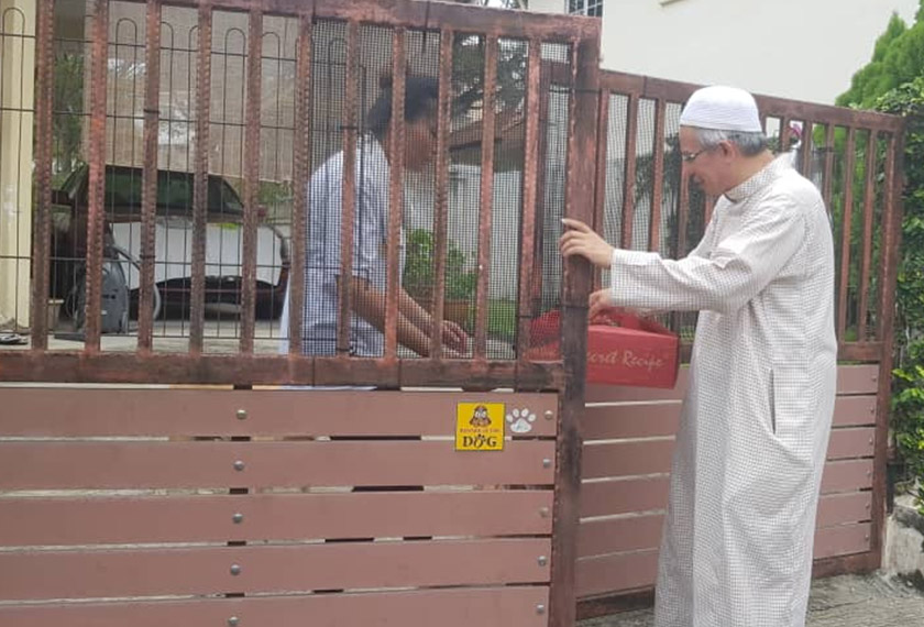 Kek dihadiahkan kepada jiran - Foto Twitter Dr Zul