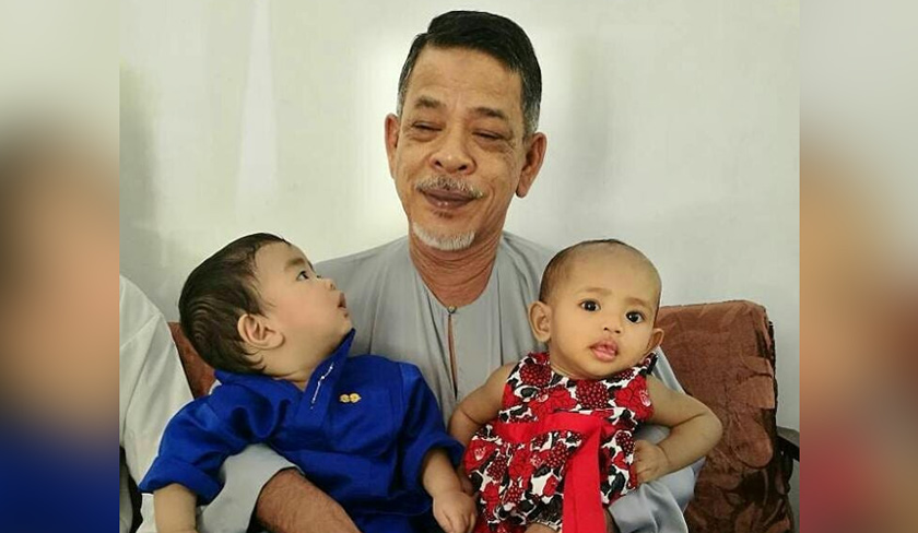 Alan's father, Allahyarham Abdul Razak Mohd with his grandchildren.