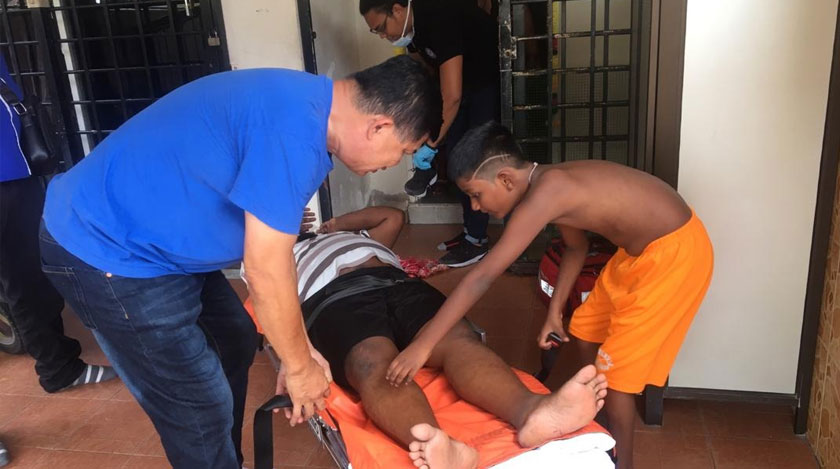 Chee Heng ketika menolong seorang pesakit tulang belakang di Serdang pada Jumaat. - Rahimah Abdullah / Astro AWANI