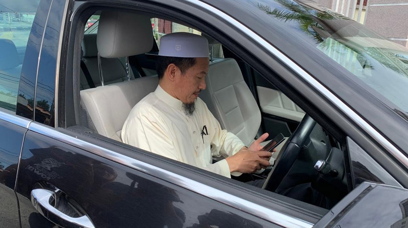 Nik Mohamed Abduh memandu sendiri kereta ke Pejabat SPRM Kelantan.