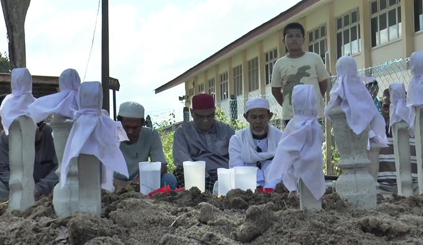Kesemua mangsa dikebumikan di Tanah Perkuburan Islam Kampung Durian Mas kira-kira jam 5 petang tadi. - Foto Astro AWANI