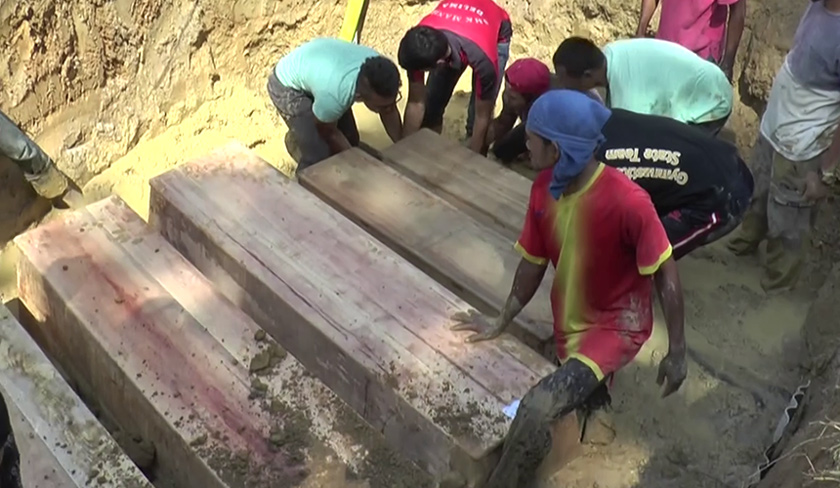 Suasana pilu mengiringi sepanjang pengkebumian kesemua mangsa yang dihadiri lebih 300 ahli keluarga dan penduduk kampung. - Foto Astro AWANI