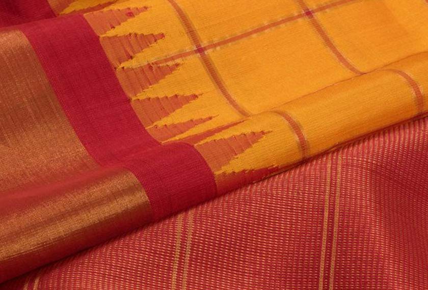 Jabaraj bersikap sangat kritis terhadap identiti Tamilnya. Katanya, ia mewakili pengalaman golongan kasta atasan. Menurutnya, sari, baju dan doti sutera tidak boleh digunakan oleh golongan Dalit. Foto avishya.com