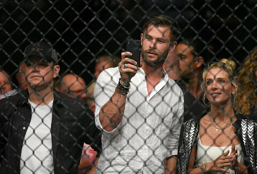 Bintang Hollywood, Matt Damon (kiri) dan Chris Hemsworth antara yang menyaksikan pertarungan di UFC 234 itu. - Foto AP