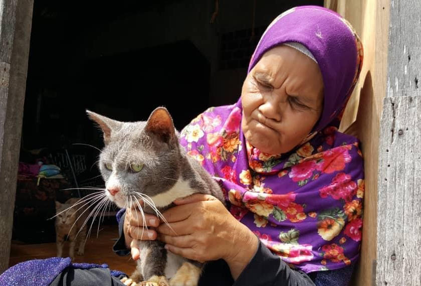 Di sebalik patung comel itu, sebenarnya adalah seorang warga emas berusia 56 tahun yang mencari rezeki untuk kelangsungan hidup.
