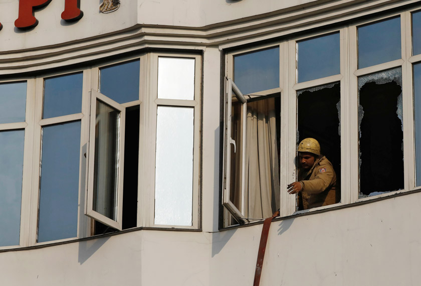 Antara yang maut adalah seorang ibu dan anak kecilnya yang bertindak terjun dari tingkap bangunan yang sedang marak terbakar. - Foto Reuters