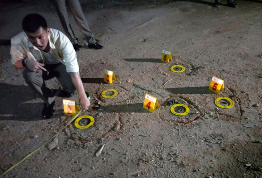 Pihak berkuasa Thailand menjalankan kerja-kerja forensik susulan kejadian tembakan di sebuah bengkel kereta di Sungai Golok malam tadi. Foto pihak berkuasa Thailand
