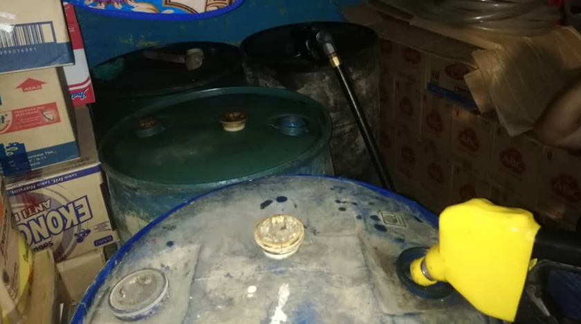 Semasa pemeriksaan dibuat, suspek sedang mengisi minyak ke dalam tong dan berlaku pemindahan dalam kuantiti yang banyak. Foto KPDNHEP