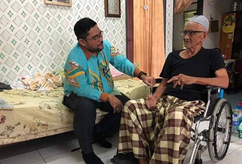 Mujahid bersama bapa mentuanya, Hassan Ahmad. Foto Sinar Harian
