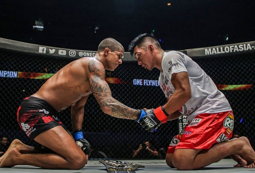 Rasa hormat yang tinggi. Meskipun Geje Eustaquio (kiri) hilang gelaran juara dunianya kepada Adriano Moraes, mereka langsung tidak menyimpan dendam antara satu sama lain. - Foto ONE Championship