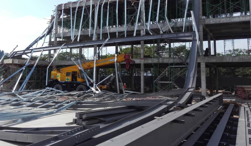 Tiang dan kerangka bumbung bangunan runtuh.