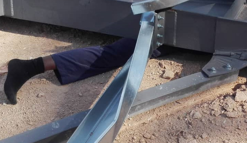 Mangsa dihempap tiang dan kerangka bumbung bangunan.