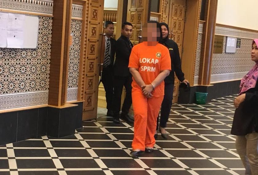 Wanita berusia 39 tahun ditahan SPRM di Ibu Pejabat SPRM Putrajaya.