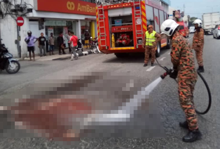 Anggota bomba menyelamatkan mangsa dan membersihkan jalan raya.