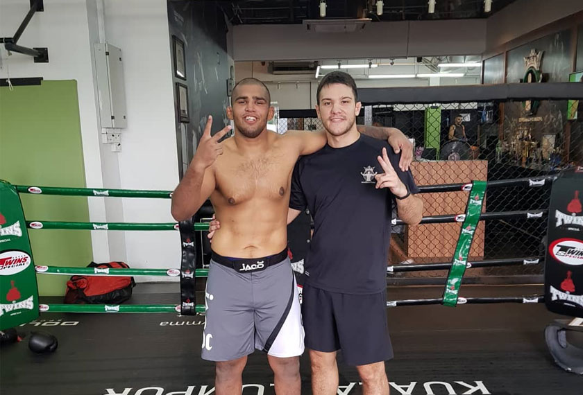 Agilan (kiri) berjaya mengubah diri daripada seorang remaja yang obes kepada atlet MMA yang hebat menerusi seni mempertahankan diri. - Foto Instagram/@agilanthani