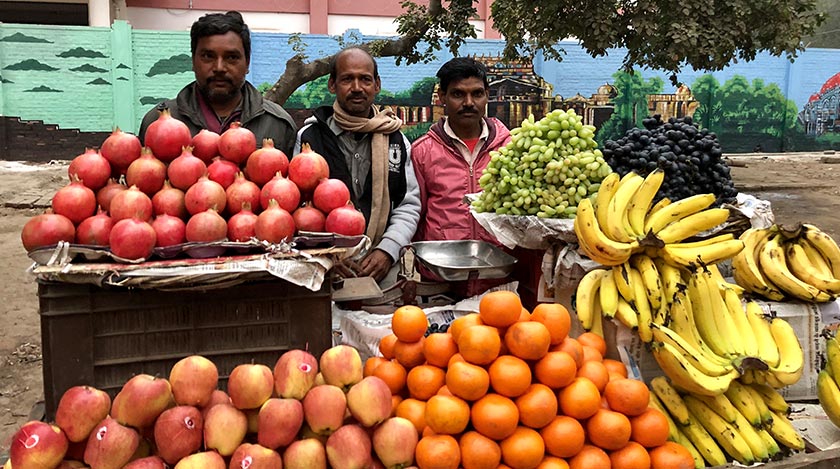 Penjual buah-buahan di tepi jalan. Foto Team Ceritalah