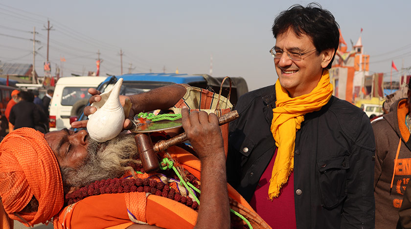 Seorang Sadhu meniup Shankha, trumpet yang digunakan dalam ritual Hindu ketika acara Kumbh Mela berlangsung. Foto Ankit Prakash / Ceritalah