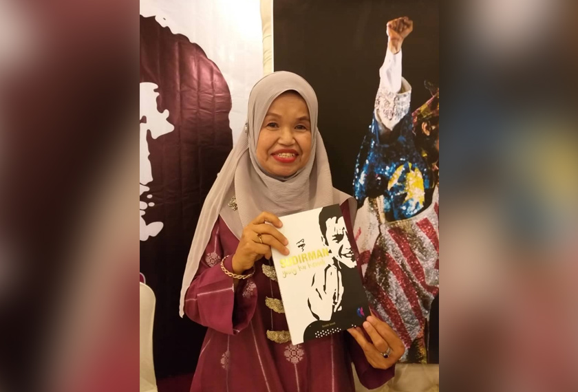 SAODAH ISMAIL menunjukkan buku Sudirman Yang Ku Kenali tulisannya yang dilancarkan pada Rabu. - Gambar Astro AWANI