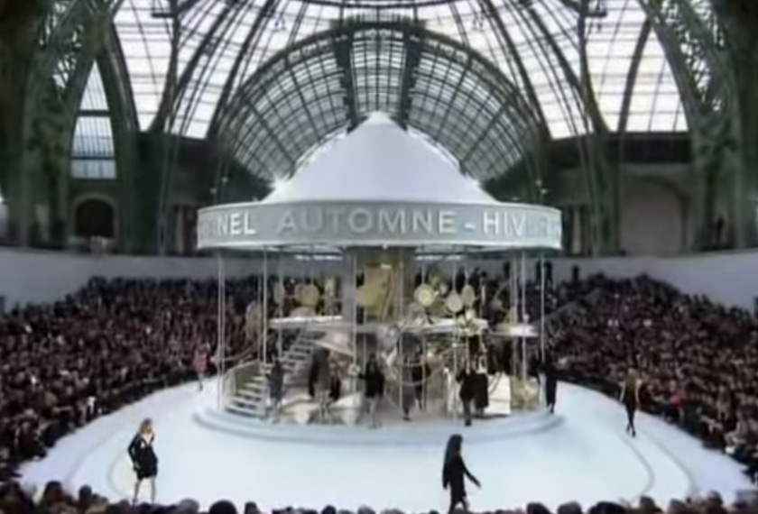 Apa yang lebih menakjubkan, carousel yang kebiasannya meletakkan kuda diiubah kepada aksesori jenama itu yang bersaiz lebih besar daripada saiz asal.