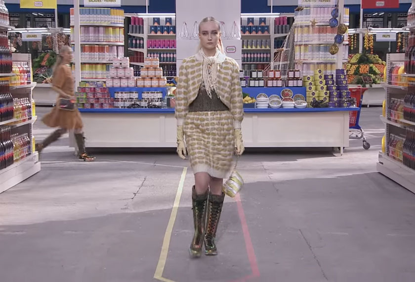 Membeli barang dapur dilihat sebagai kerja-kerja harian yang biasa? Tidak bagi Lagerfeld. Ini kerana bagi koleksi RTW musim luruh/ sejuk tahun 2014, Lagerfeld mengangkat tema membeli-belah barangan dapur.