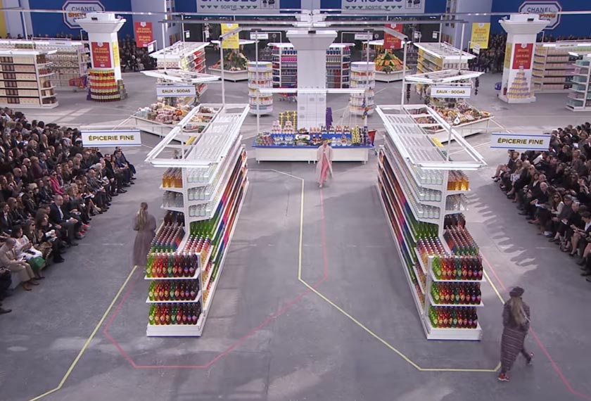 Membeli barang dapur dilihat sebagai kerja-kerja harian yang biasa? Tidak bagi Lagerfeld. Ini kerana bagi koleksi RTW musim luruh/ sejuk tahun 2014, Lagerfeld mengangkat tema membeli-belah barangan dapur.