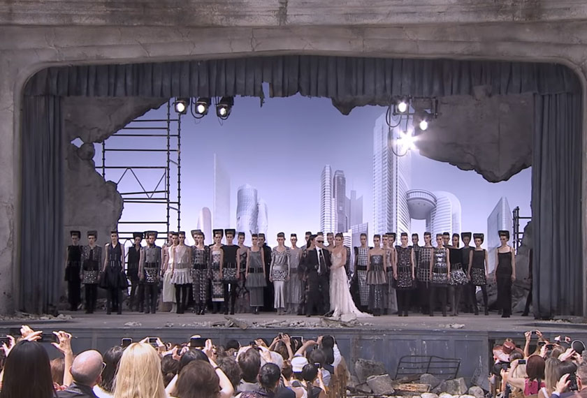 Itu yang cuba dibuktikan Lagerfeld yang menggunakan tema pasca kemusnahan (Post-Apocalypse Now) pada pertunjukan koleksi musim itu.