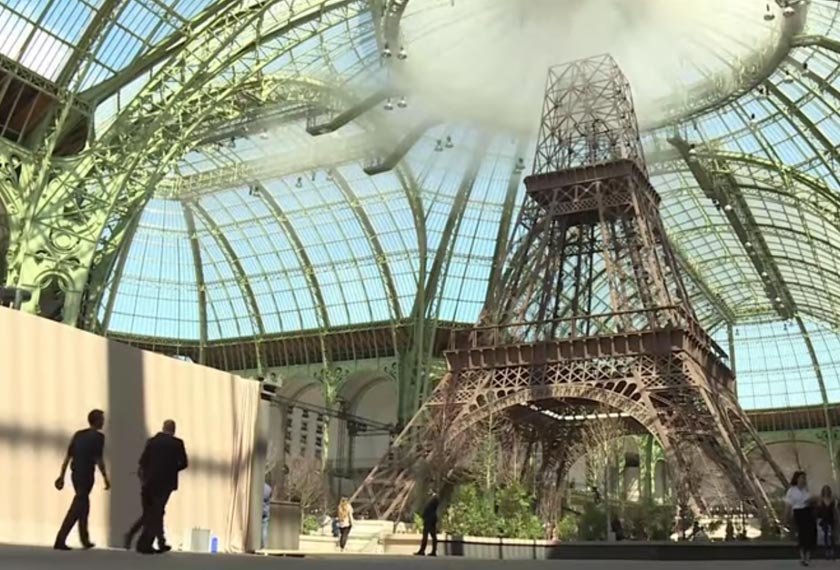 Lagerfeld sekali lagi mencipta semula dan menghias dewan persis di sekitar Eiffel Tower bagi musim luruh bagi tahun 2017.