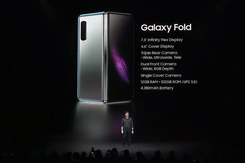 Naib Presiden Kanan Pemasaran Mobil Samsung, Justin Denison mempersembahkan Galaxy Fold pada acara Samsung Unpacked di San Francisco pada Rabu.