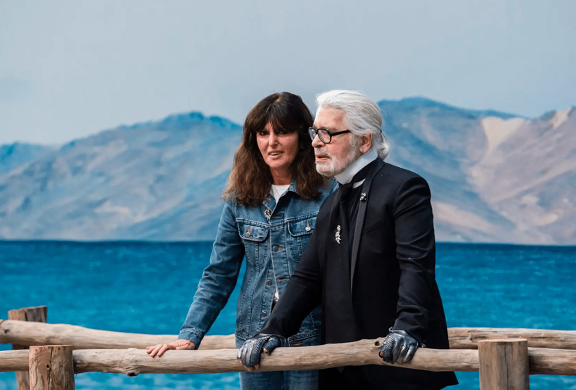 Lagerfeld dan 'tangan kanannya', Viard semasa pertunjukan musim bunga/panas 2019 Chanel Metiers d’Art 2018/2019  bertemakan pantai di Paris pada Oktober.