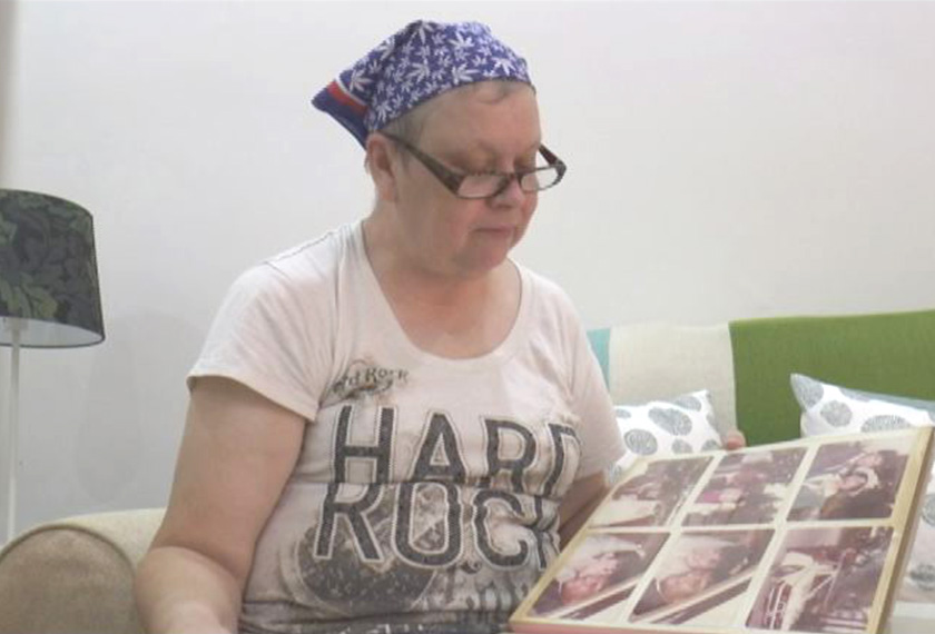 Jacquita membelek album mengimbau kenangan sewaktu dia dan Patrick melangsungkan perkahwinan mereka.