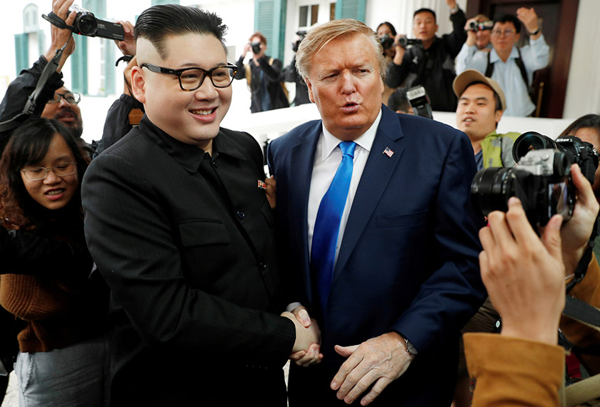 Kehadiran kedua-dua penyamar ini mencuri perhatian khalayak ramai di kota Hanoi. - Reuters