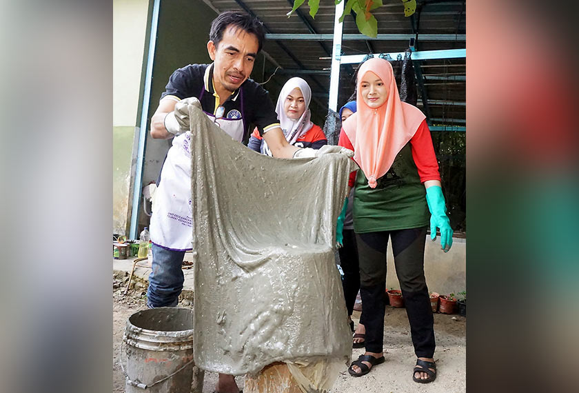 Izhar menggunakan kreativitinya dengan mencelup tuala terpakai ke dalam larutan simen kemudian dibiarkan mengeras selama empat jam sebelum dicat dan dijual. --fotoBERNAMA