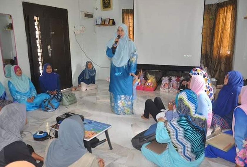 Salah seorang bekas pelajar berkongsi rahsia kejayaan dengan wanita yang kurang bernasib baik di Teratak Arfidah Bukit Beruntung. Astro AWANI