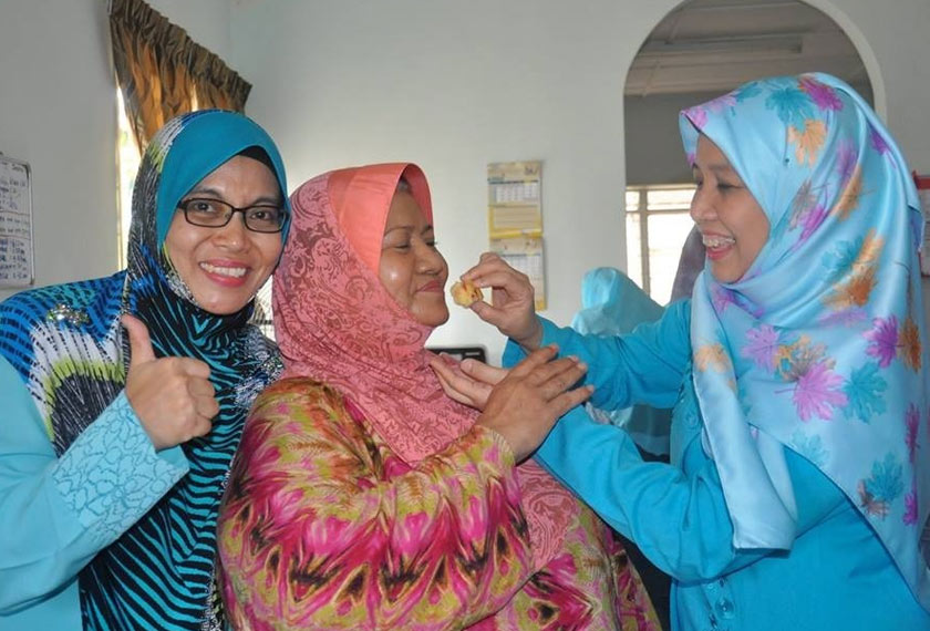 Aktiviti menambah kemesraan, Dr Nor Aniza (kanan) menyuapkan makanan ke mulut Arfidah sambil disaksikan Dr Rafidah. Astro AWANI