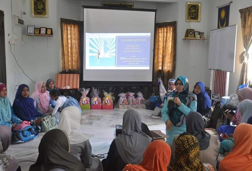 Salah seorang bekas pelajar, Dr Rafidah Aga Mohd Jaladin, seorang pensyarah universiti, menyampaikan ceramah motivasi. Astro AWANI