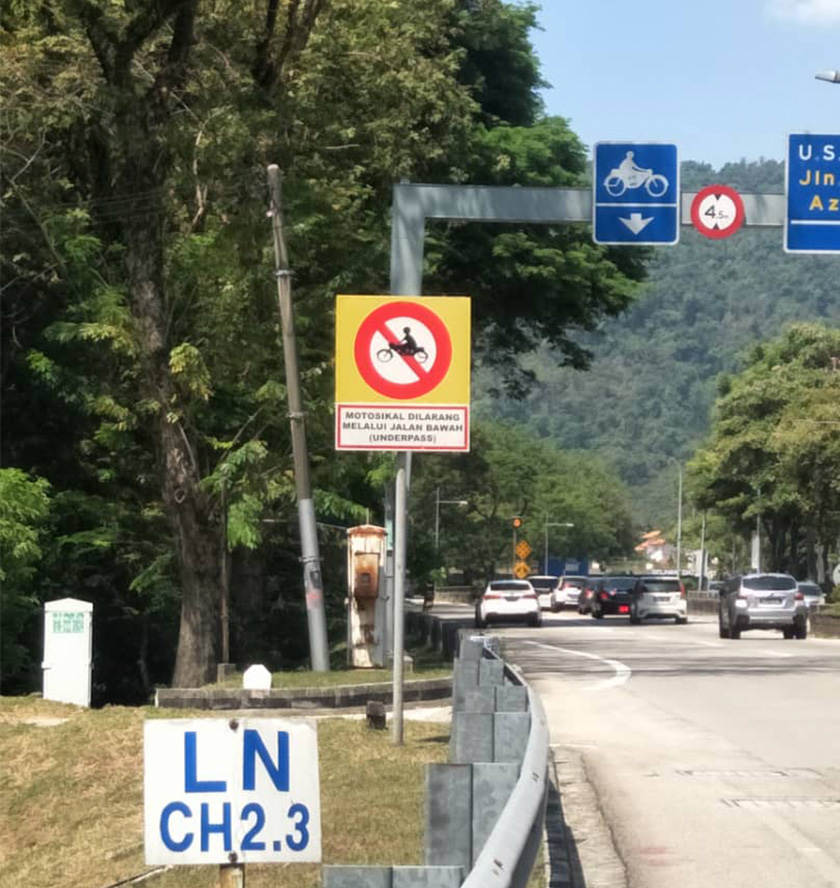 Papan tanda melarang motosikal melalui kawasan berkenaan. - Astro AWANI