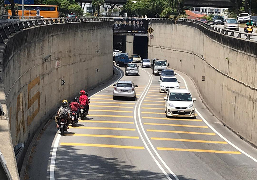 Beberapa penunggang motosikal dilihat masih menggunakan terowong berkenaan ketika tinjauan Astro AWANI petang Rabu. - Astro AWANI