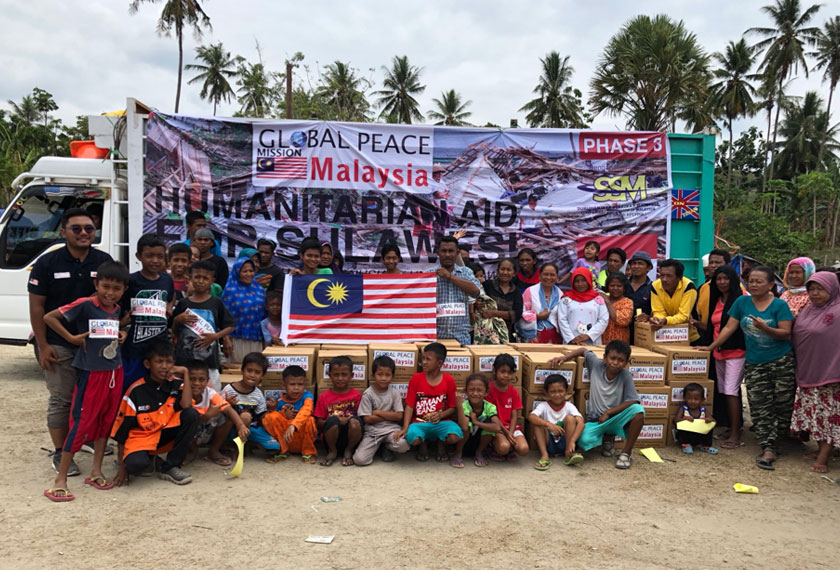 Serahan sumbangan kepada mangsa gempa bumi di Palu, Sulawesi Tengah. – Foto GPM