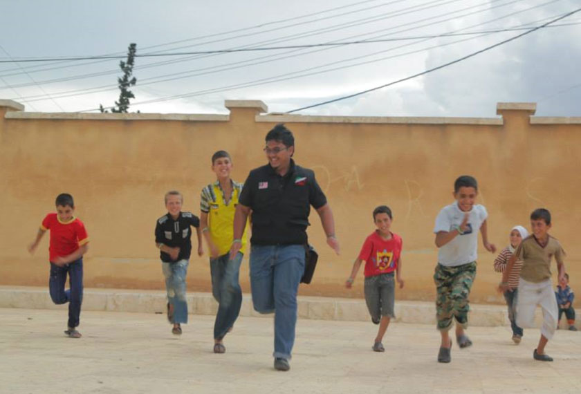 Penulis bermain bersama anak-anak Syria ketika Misi Bantuan Kemanusiaan Syria – Foto Malaysia Life Line for Syria