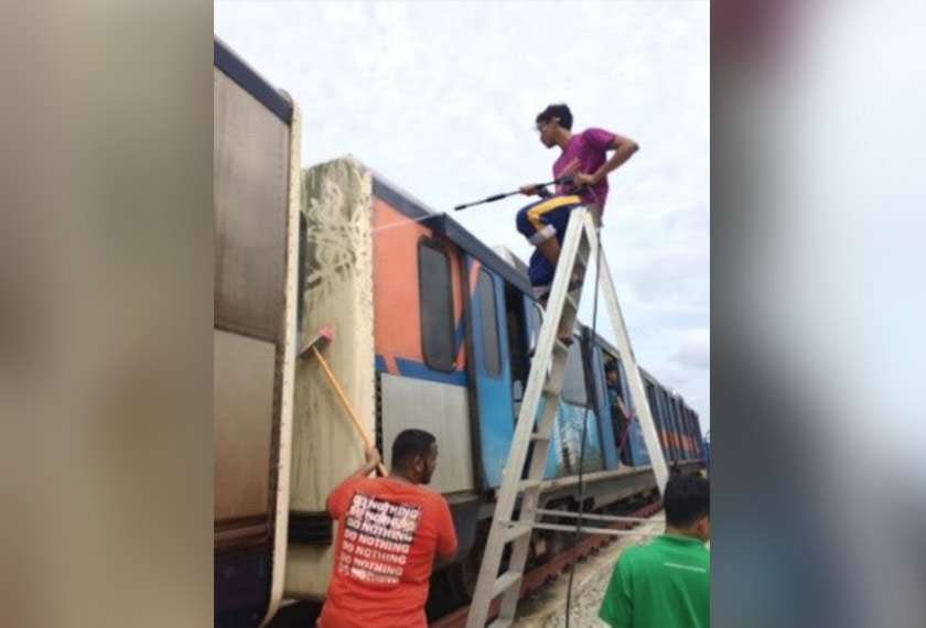 Para penuntut bergotong royong untuk membersihkan dan mencuci gerabak keretapi untuk memberikan pendedahan awal berkenaan anatomi keretapi kepada mereka.