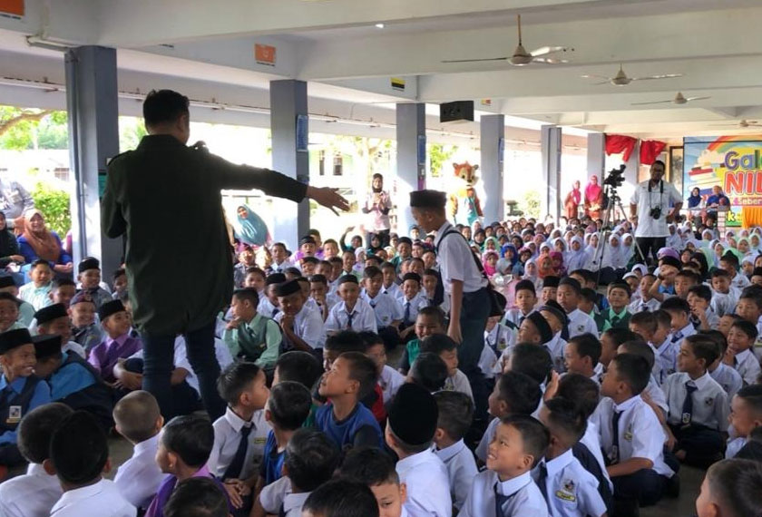 AZNIL NAWAWI atau Paknil memberi motivasi kepada pelajar-pelajar Sekolah Kebangsaan Seberang Dungun.