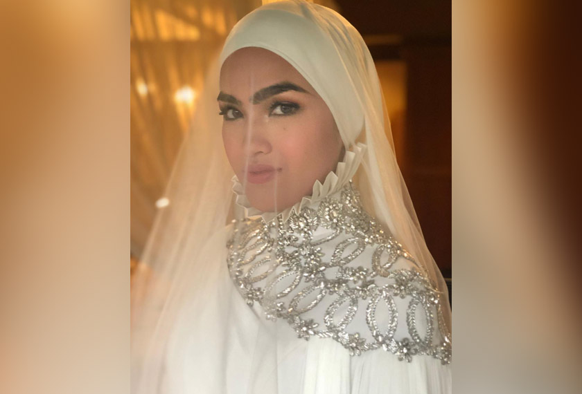 ELFIRA LOY kelihatan menawan mengenakan persalinan rekaan pereka ternama, Rizman Ruzaini pada majlis akad nikah pagi tadi. - Gambar Instagram Rizman Ruzaini