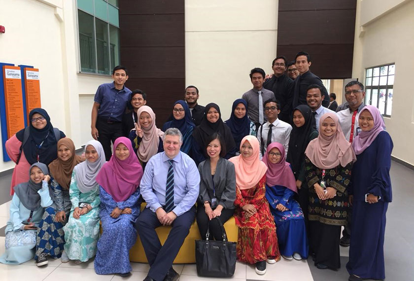 Barisan pensyarah dan penuntut UTHM.