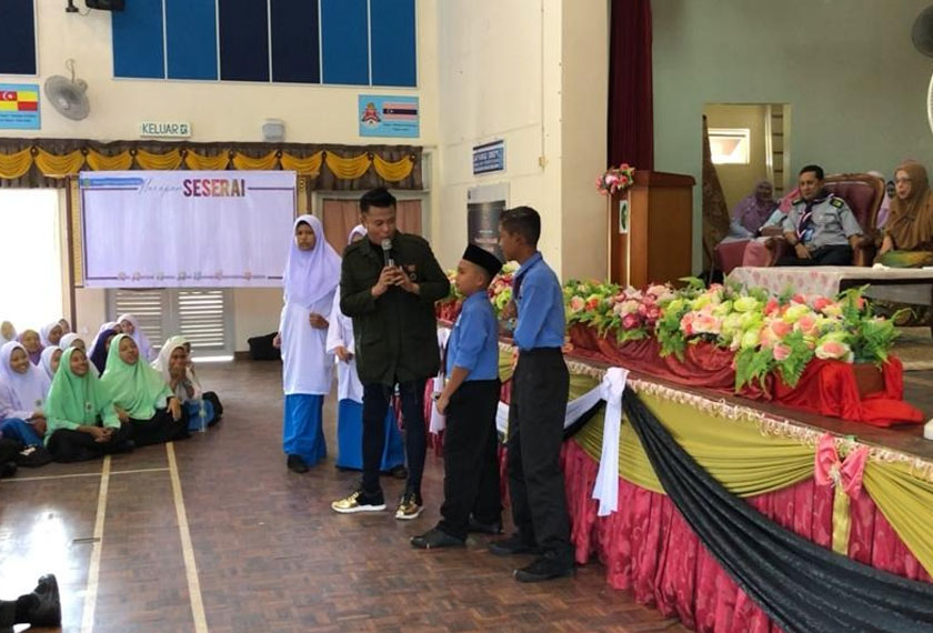 BEBERAPA pelajar Sekolah Menengah Pulau Serai, Dungun, Terengganu berkongsi pengalaman mereka dengan Aznil Nawawi.