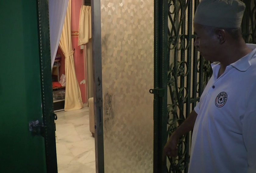 Shuhairi menunjukkan kawasan dimana mereka menemui kesan najis ditinggalkan pencuri. - Foto Astro AWANI