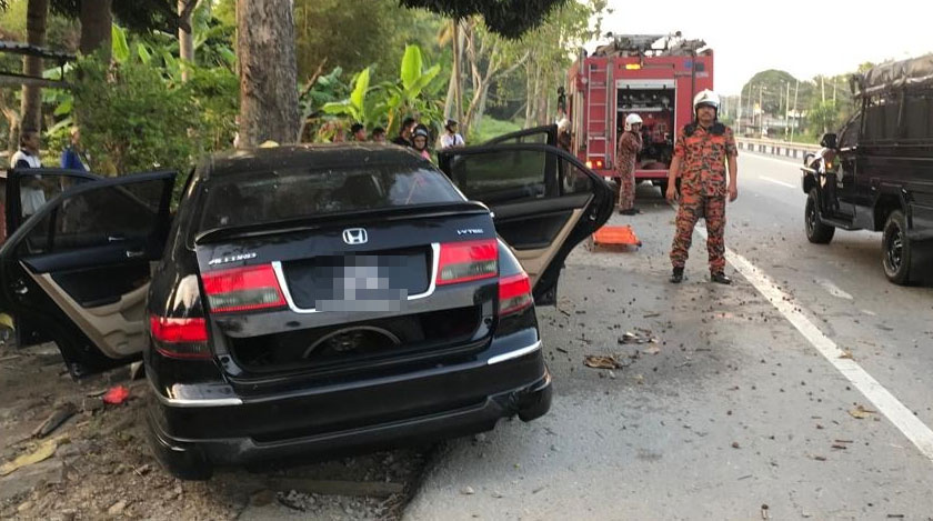 Anggota bomba telah menggunakan peralatan penyelamat Hydraulic Rescue Cutter untuk mengeluarkan mangsa yang tersepit. - Jabatan Bomba dan Penyelamat Perak