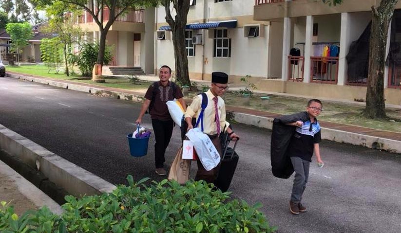 Persediaan mencukupi mental dan fizikal penting untuk ibu bapa yang menghantar anak-anak ke Sekolah Berasrama Penuh (SBP) disebabkan kesan baik dan buruknya. - Gambar Astro AWANI 