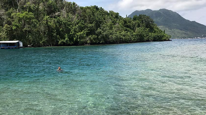 Pantai Sulamadaha berlatarbelakangkan Pulau Hiri